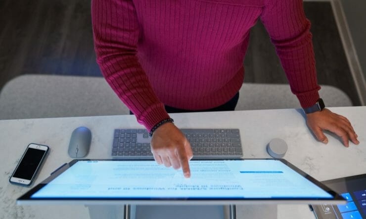 een persoon die zich voor laptop bevindt