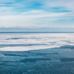 een watermassa naast de oceaan