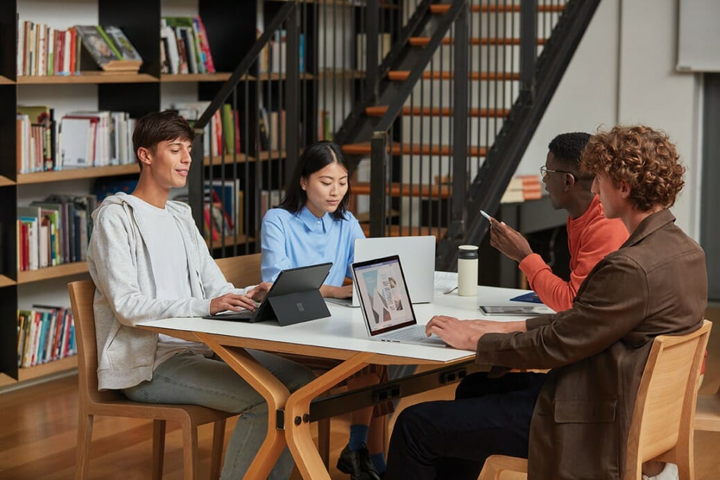 een persoon die een laptopcomputer gebruikt die bovenop een boekplank zit