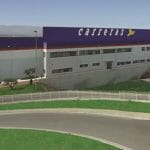 un gran avión de pasajeros sentado en la parte superior de un edificio