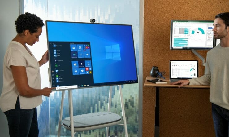 een mens die zich voor een computerscherm bevindt