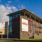 een bord aan de zijkant van een gebouw