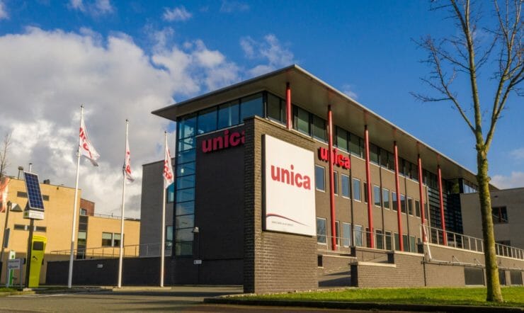 een bord aan de zijkant van een gebouw