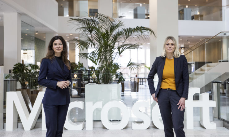 Trine Bramsen et al. står foran en bygning