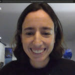 en kvinde smiler til kameraet