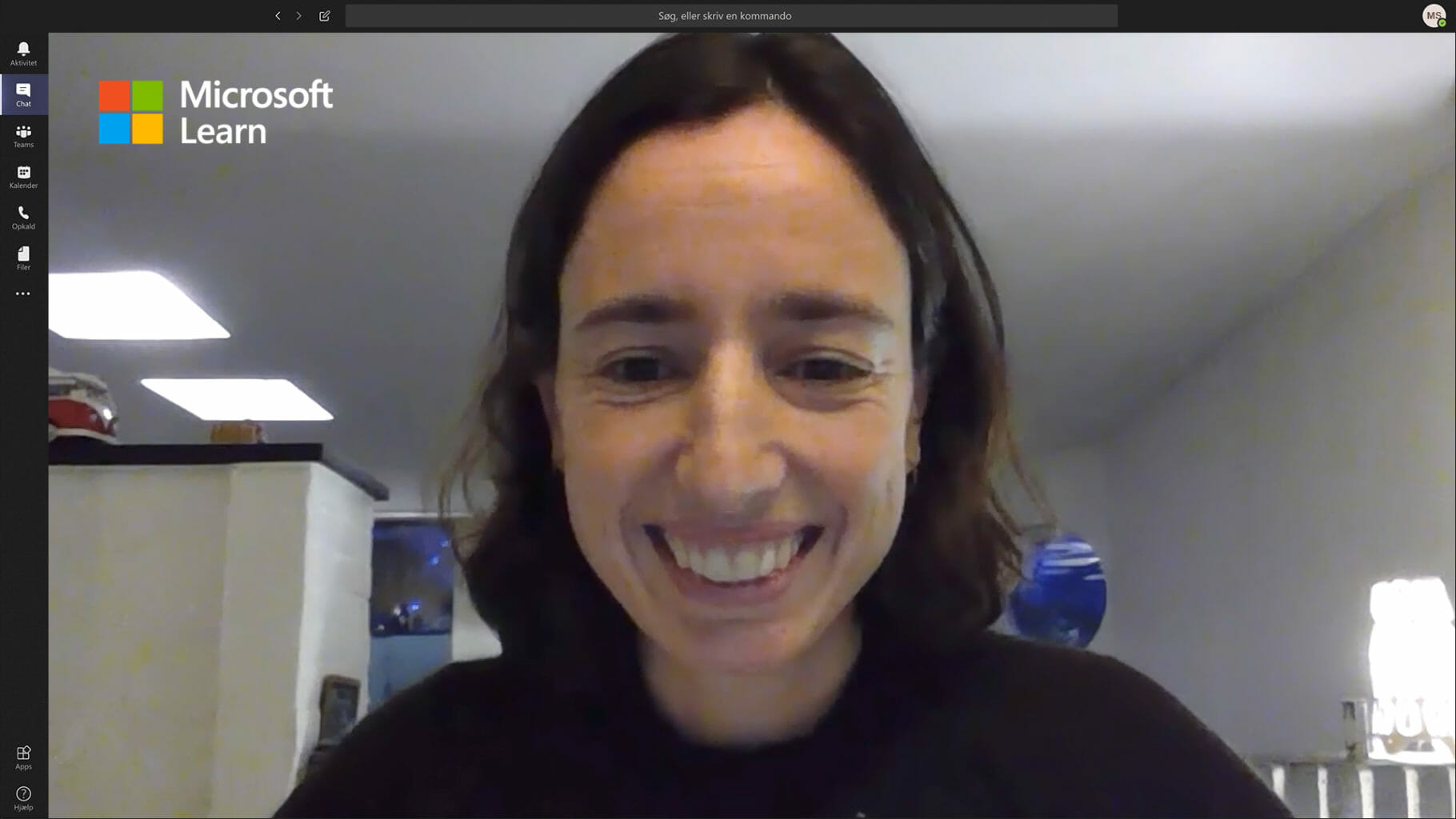 en kvinde smiler til kameraet