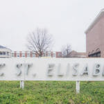 een bord aan de zijkant van een gebouw