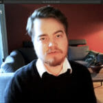 en mand, der sidder foran et fjernsyn