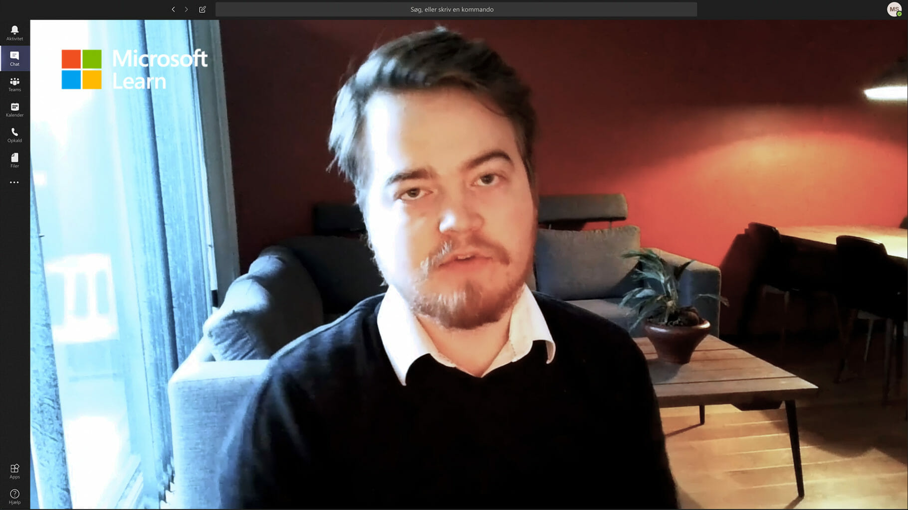 en mand, der sidder foran et fjernsyn