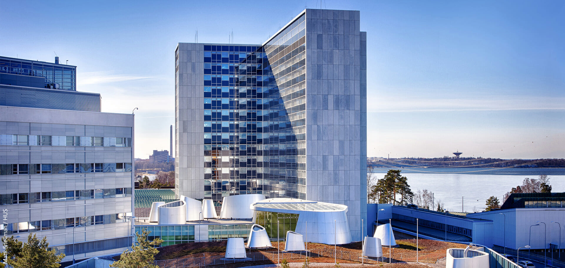 suuri vesistö, jonka taustalla on kaupunki