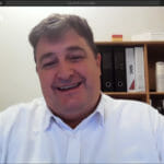 en person, der poserer for kameraet