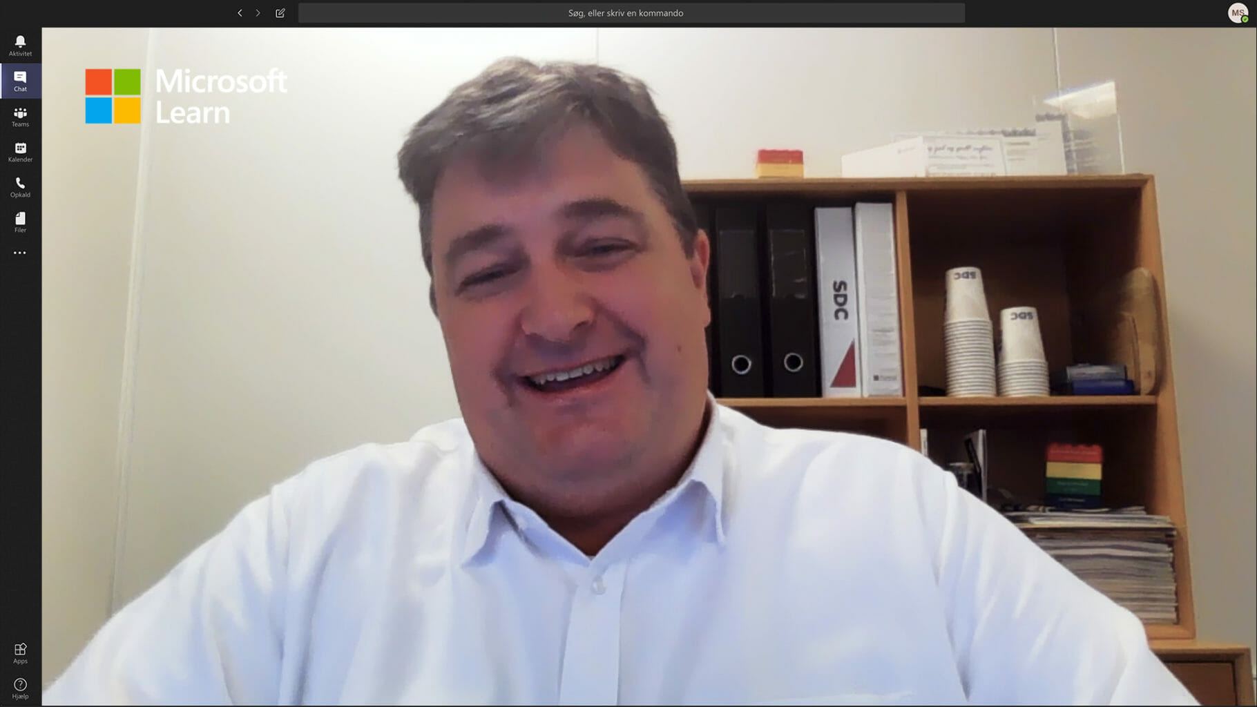 en person, der poserer for kameraet