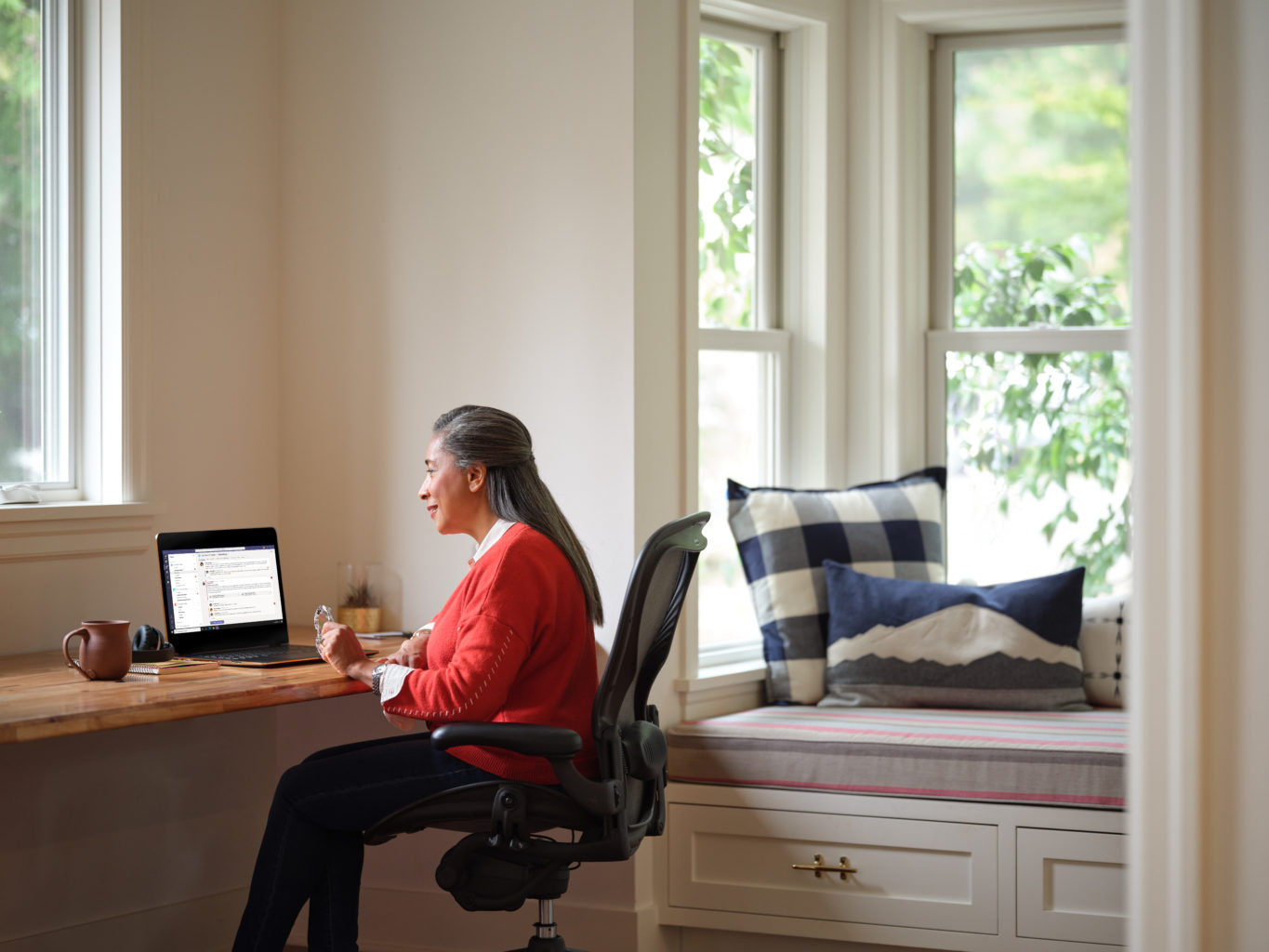 Persoon achter laptop