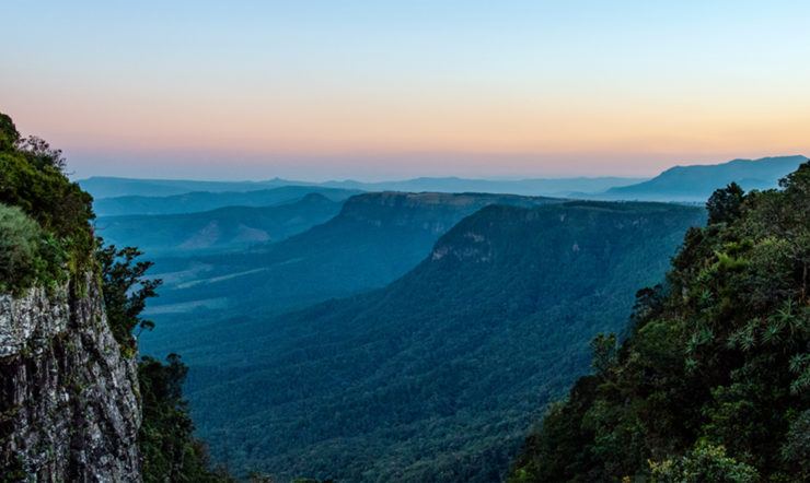 vesistö, jonka taustalla on vuori