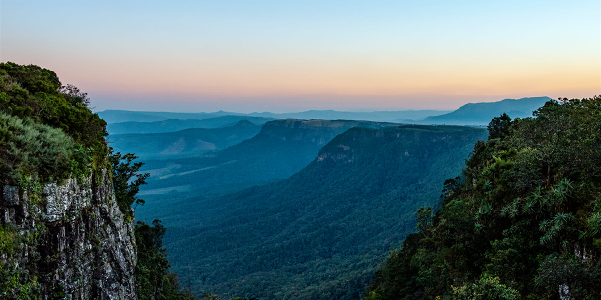 vesistö, jonka taustalla on vuori