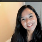 en kvinde smiler til kameraet