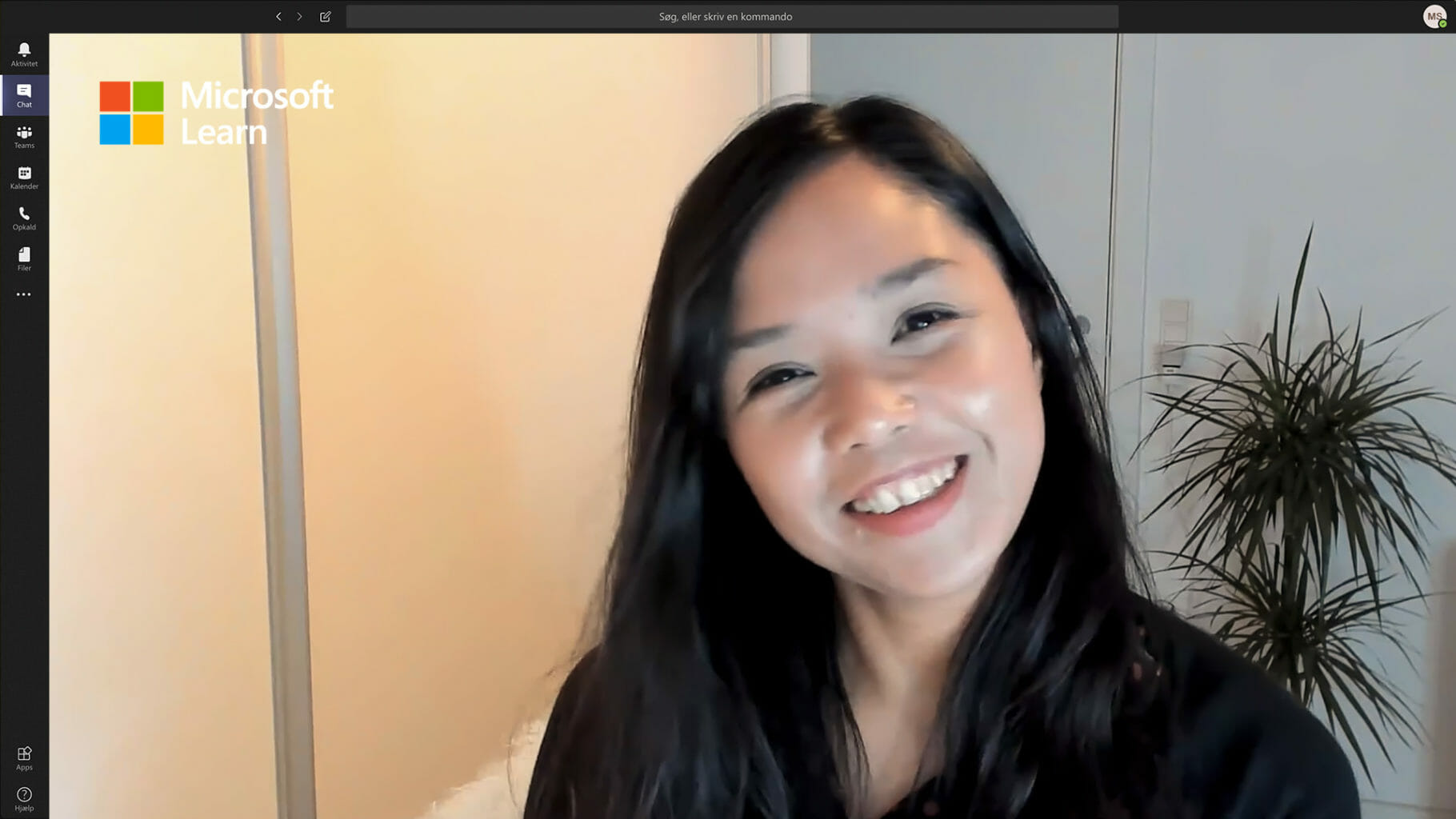 en kvinde smiler til kameraet