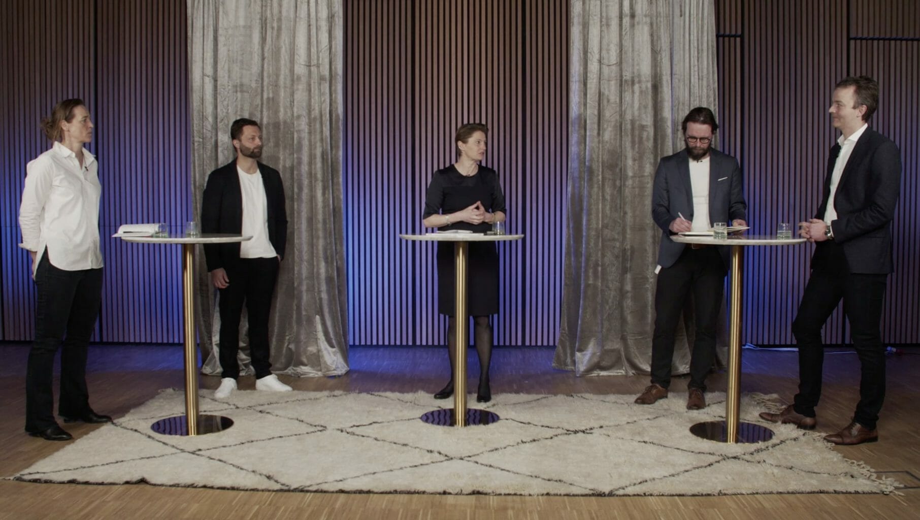 en gruppe mennesker, der står foran en bygning