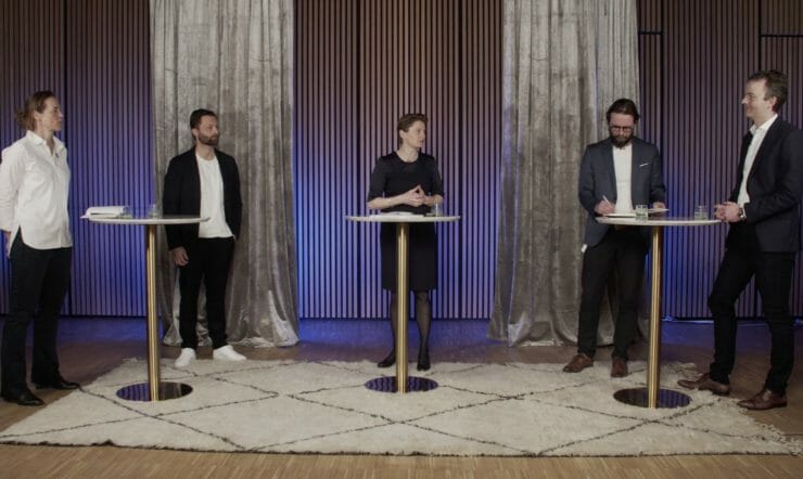 en gruppe mennesker, der står foran en bygning