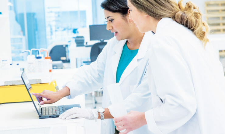 een man die zich naast een vrouw bevindt