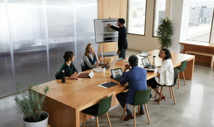 pöydässä istuva henkilö