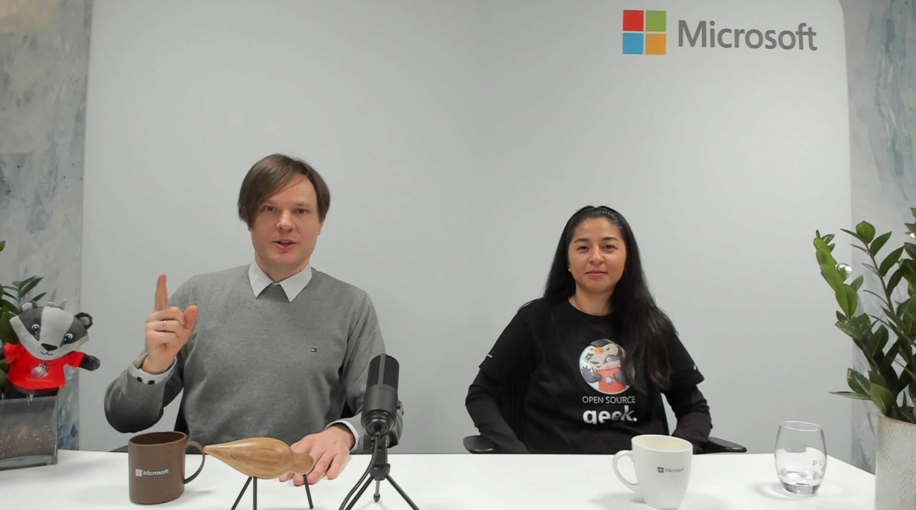 en person som holder et glass vin