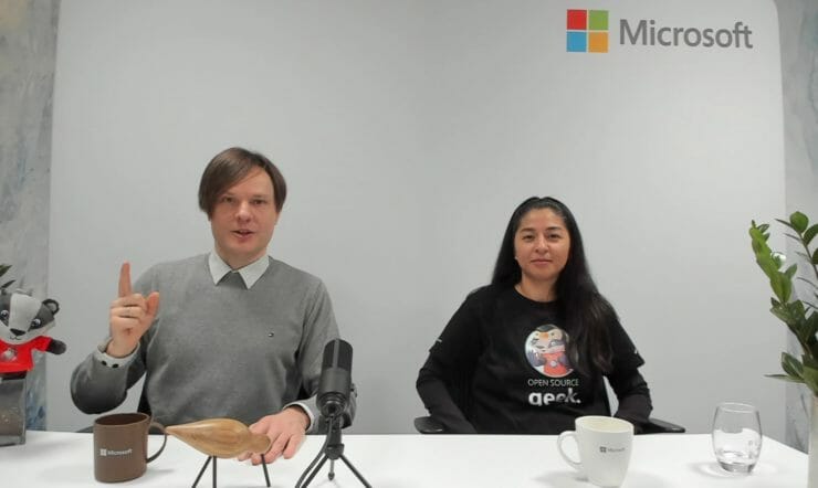 en person som holder et glass vin