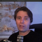 et skærmbillede af en mand smilende til kameraet