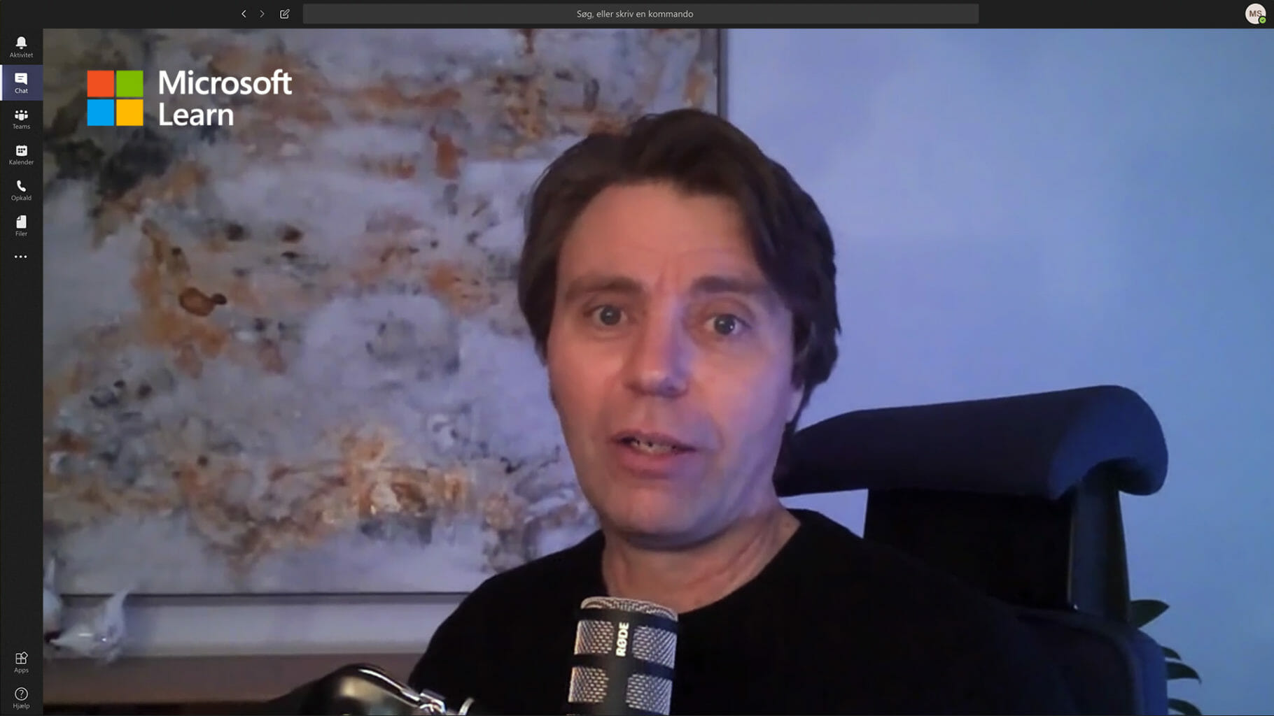 et skærmbillede af en mand smilende til kameraet