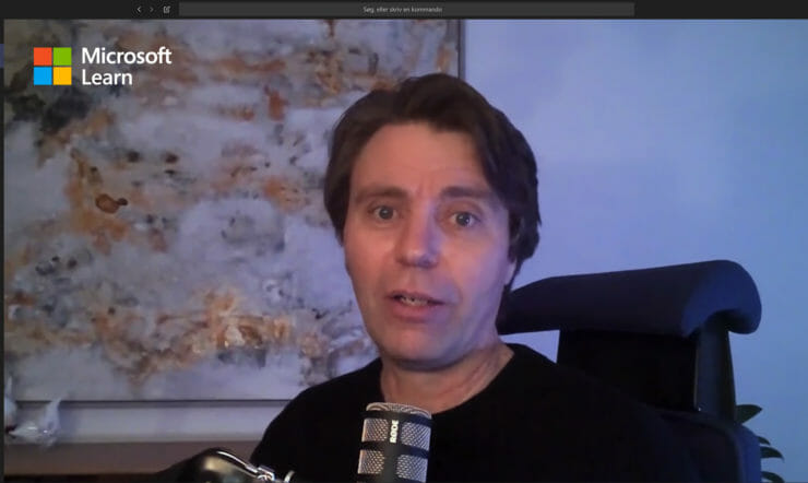 et skærmbillede af en mand smilende til kameraet