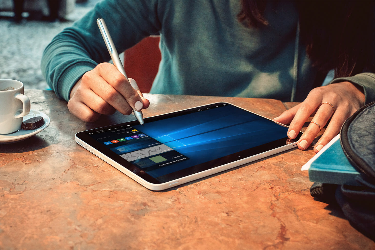 une personne assise à une table à l’aide d’un ordinateur portable