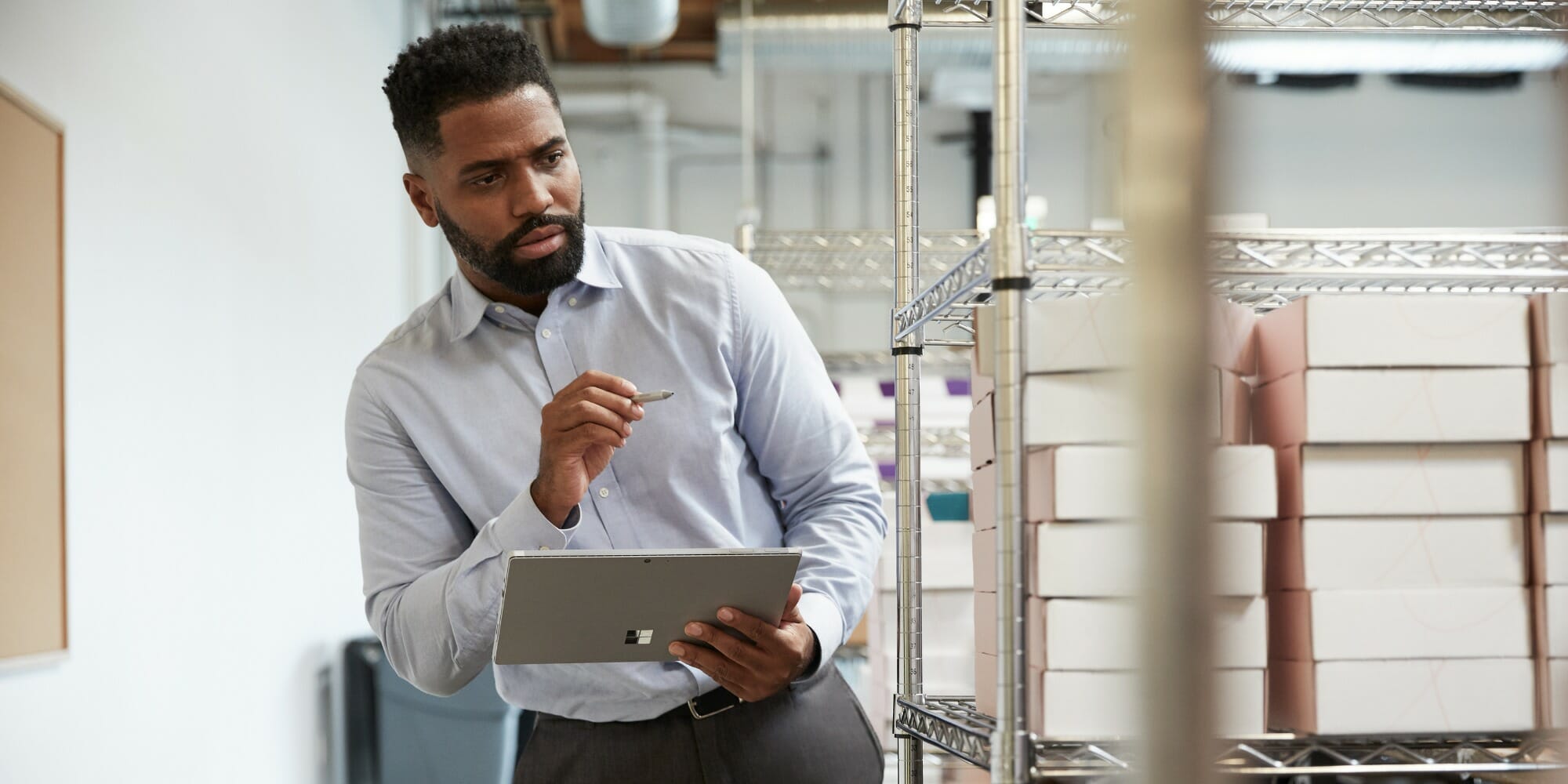 een mens met een tablet in een stockroom