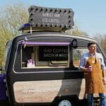 een persoon die een auto bestuurt