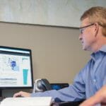 een mens die zich voor een computer bevindt