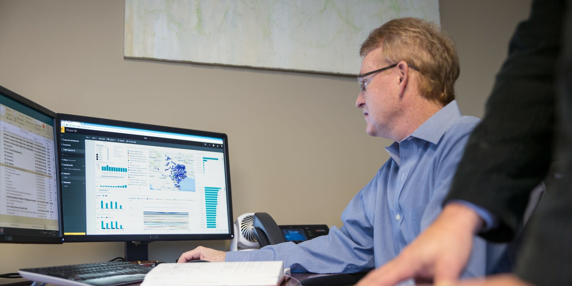 een mens die zich voor een computer bevindt