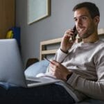 Man aan het telefoneren