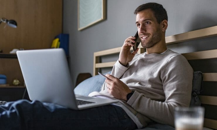 Man aan het telefoneren