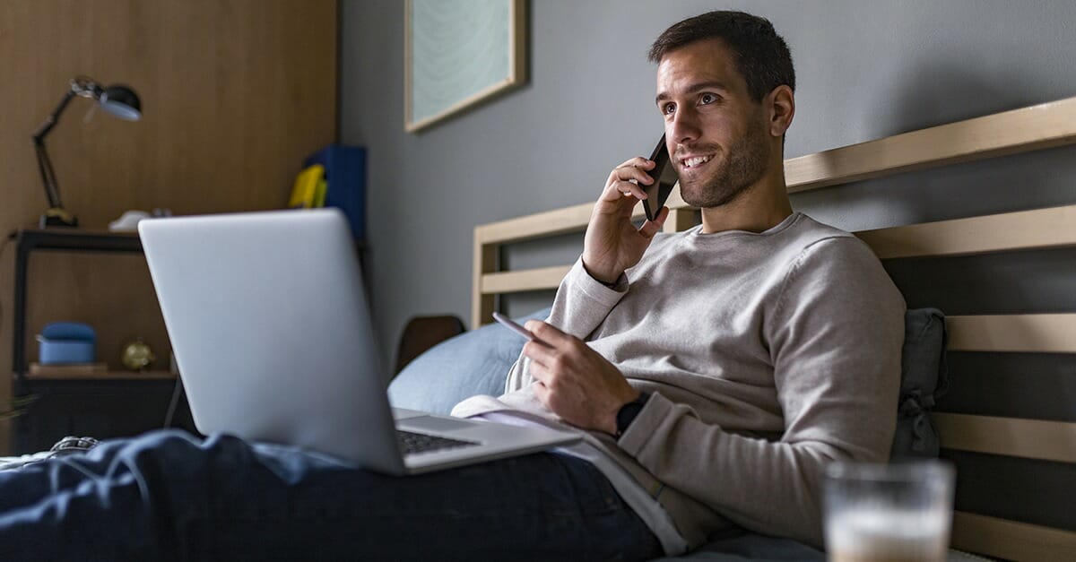 Man aan het telefoneren