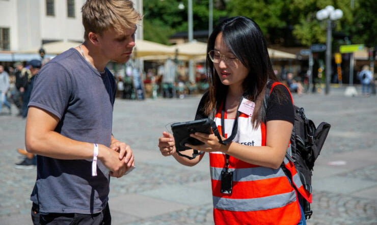 en man och en kvinna som håller i en mobiltelefon