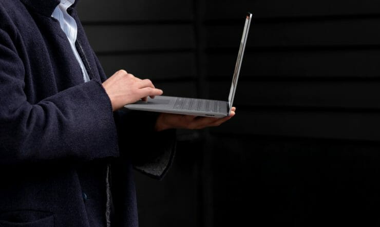 man met laptop in de hand