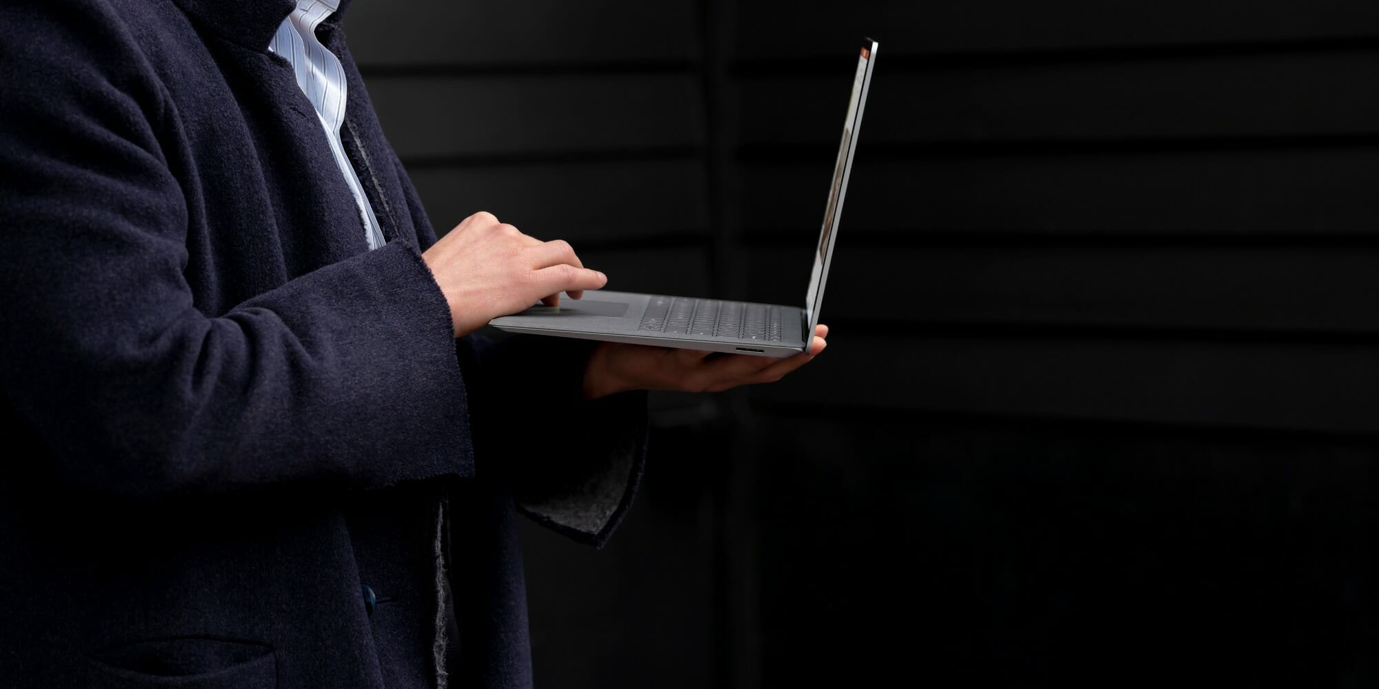 man met laptop in de hand