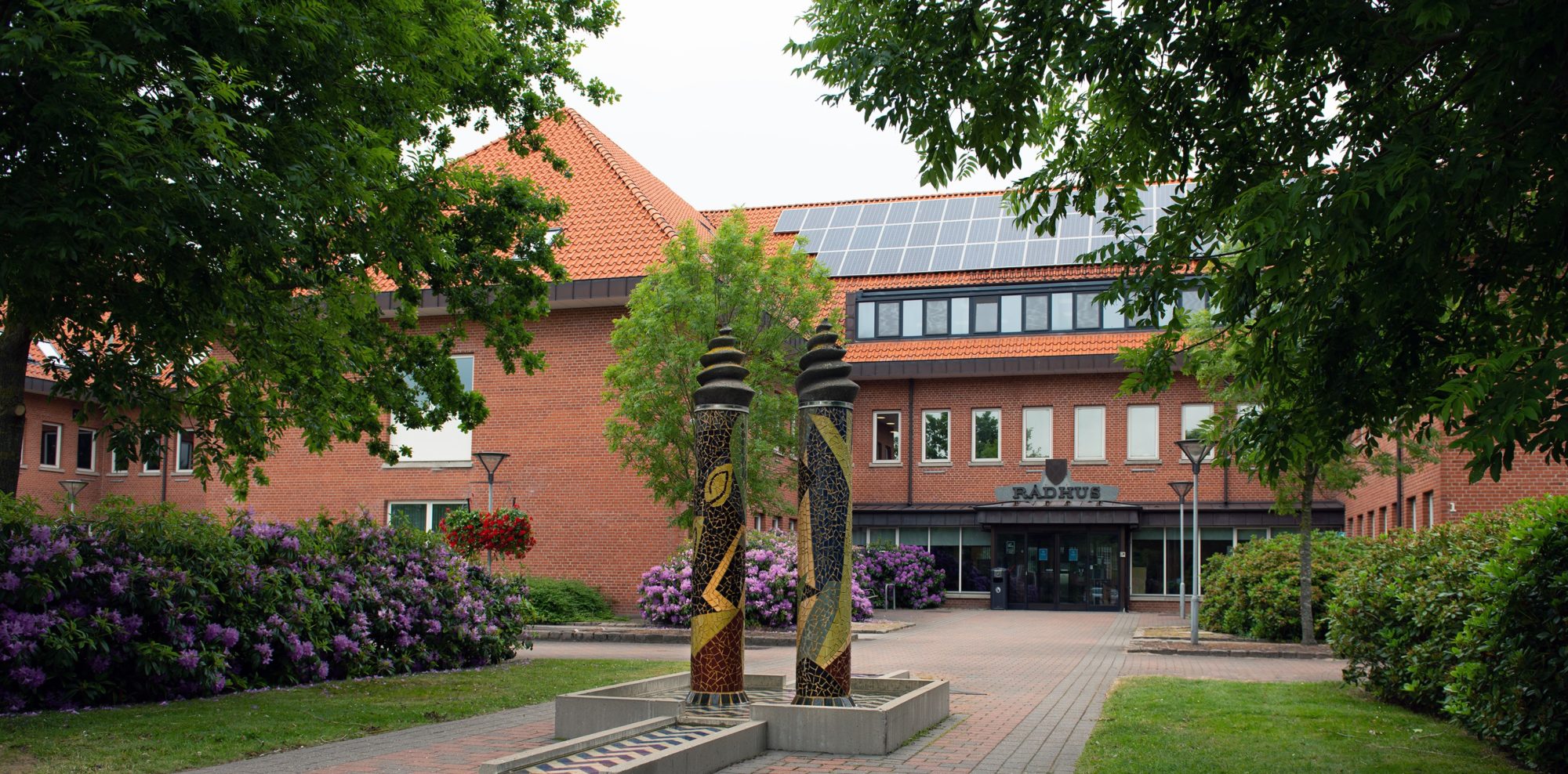 Bygning i grønt miljø