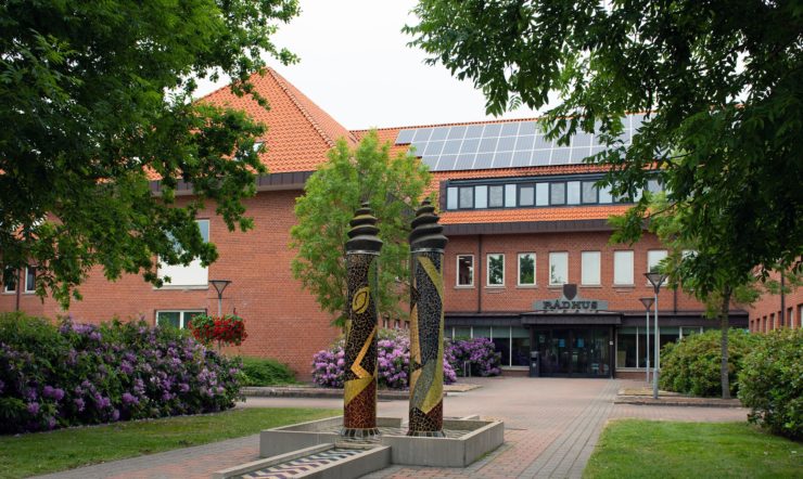 Bygning i grønt miljø