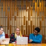 en grupp människor som sitter vid ett bord