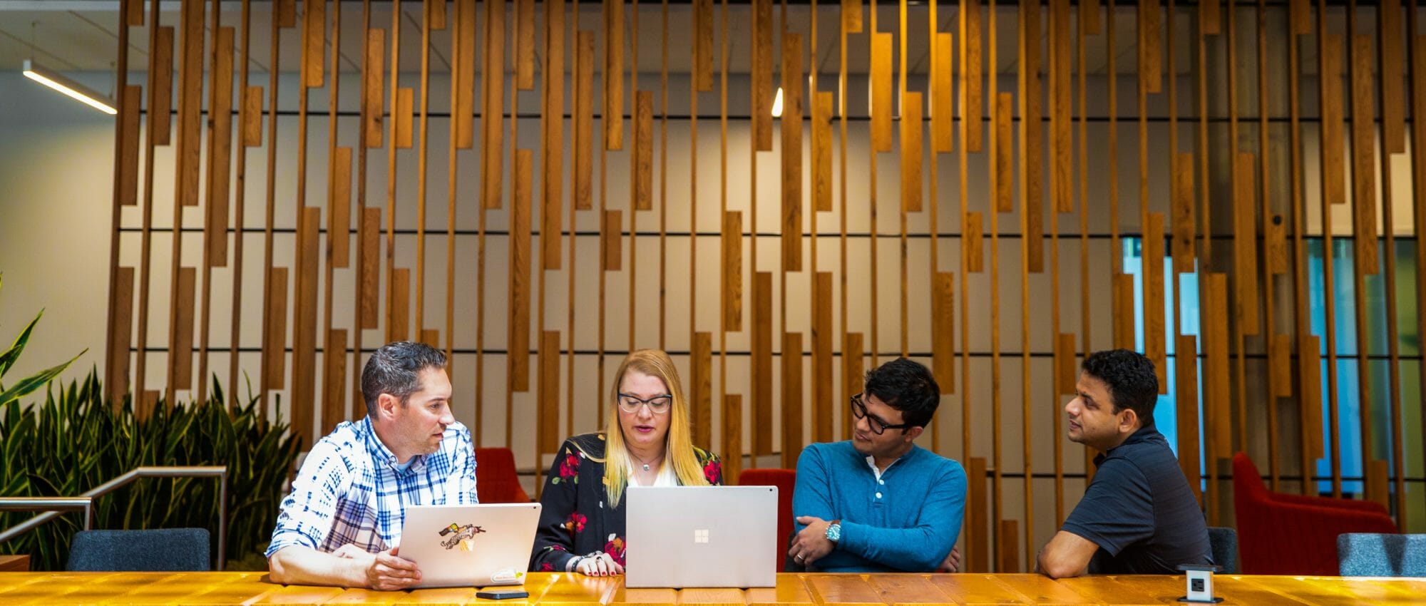 en grupp människor som sitter vid ett bord