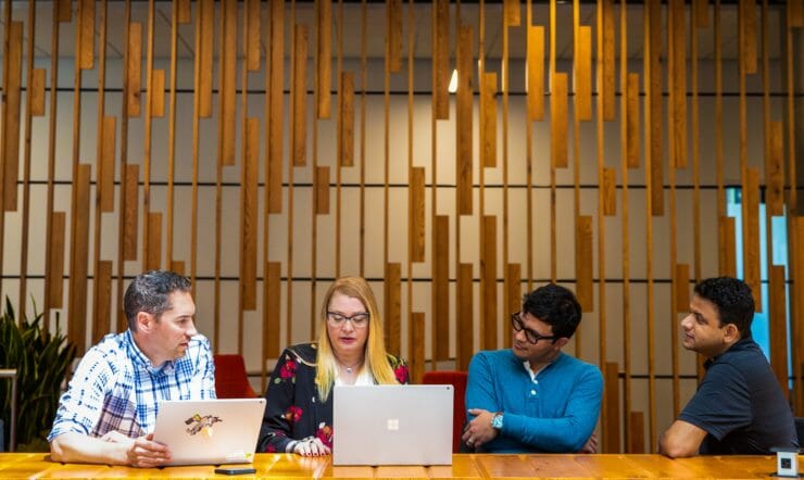 en grupp människor som sitter vid ett bord