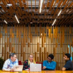 en grupp människor som sitter vid ett bord