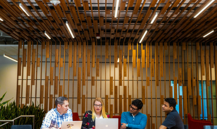 en grupp människor som sitter vid ett bord