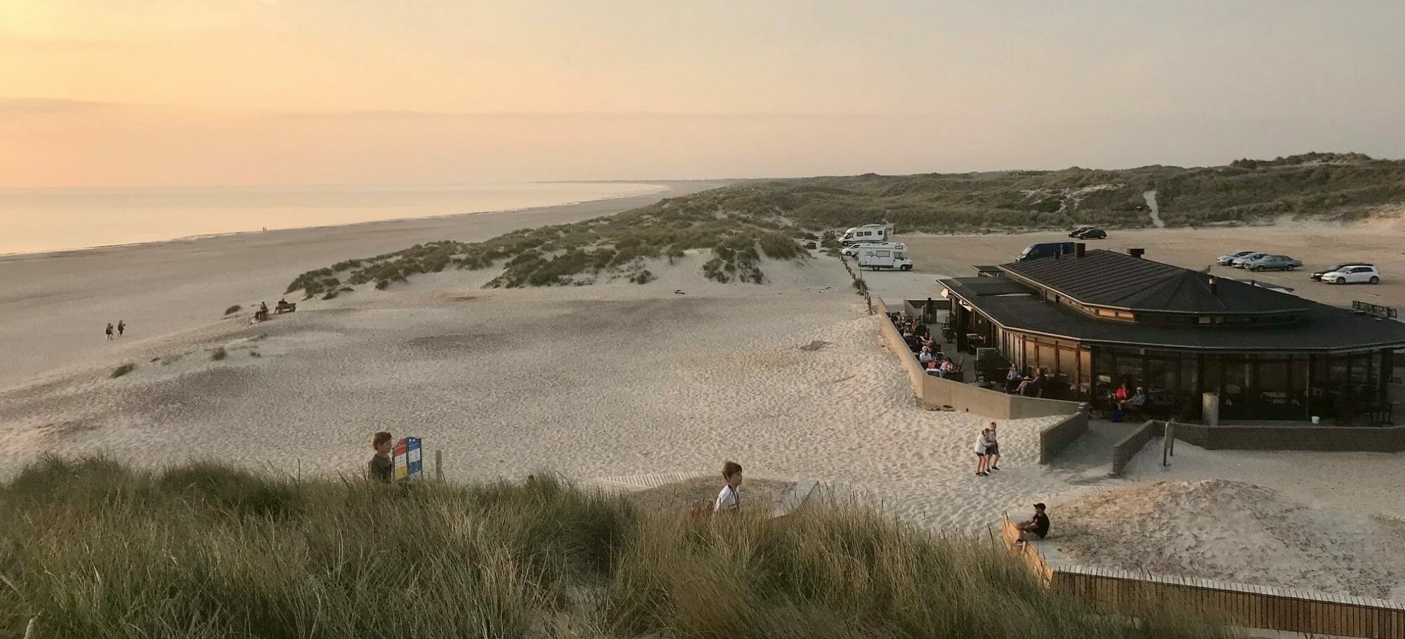 en strand med mennesker