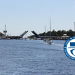 en båt på en vattenmassa